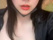豐滿淫女在攝像頭上觸摸她的乳房並自慰